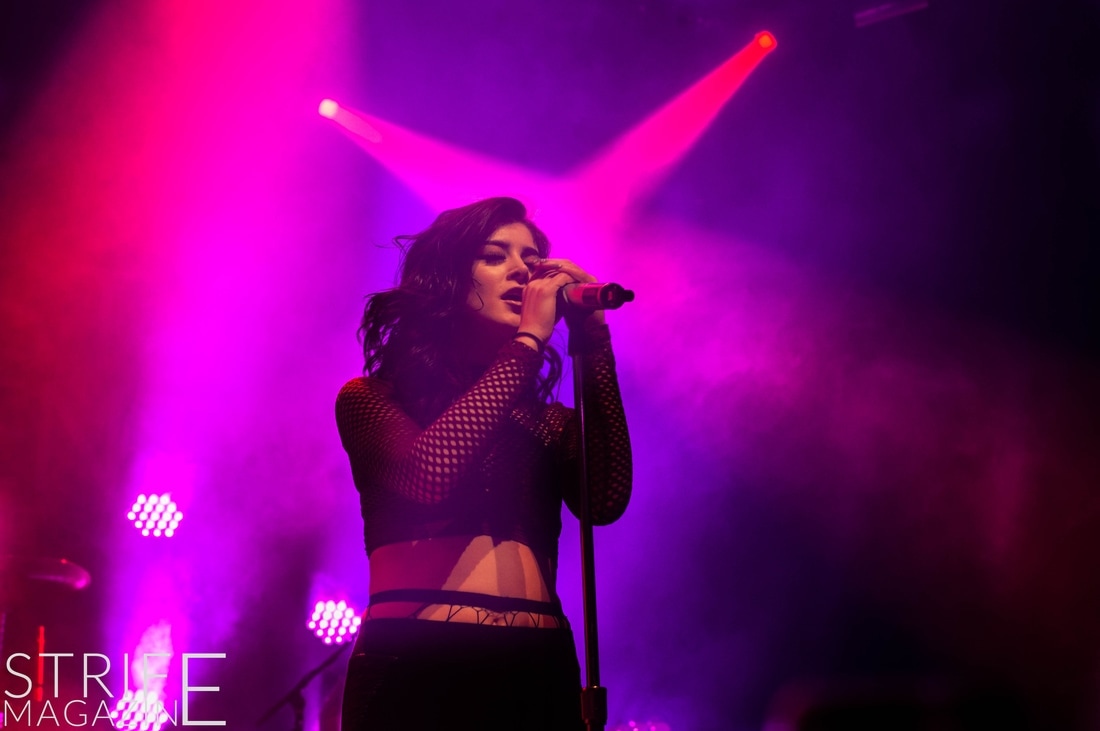 chrissy-costanza-pens-heartfelt-letter-to-hayley-williams