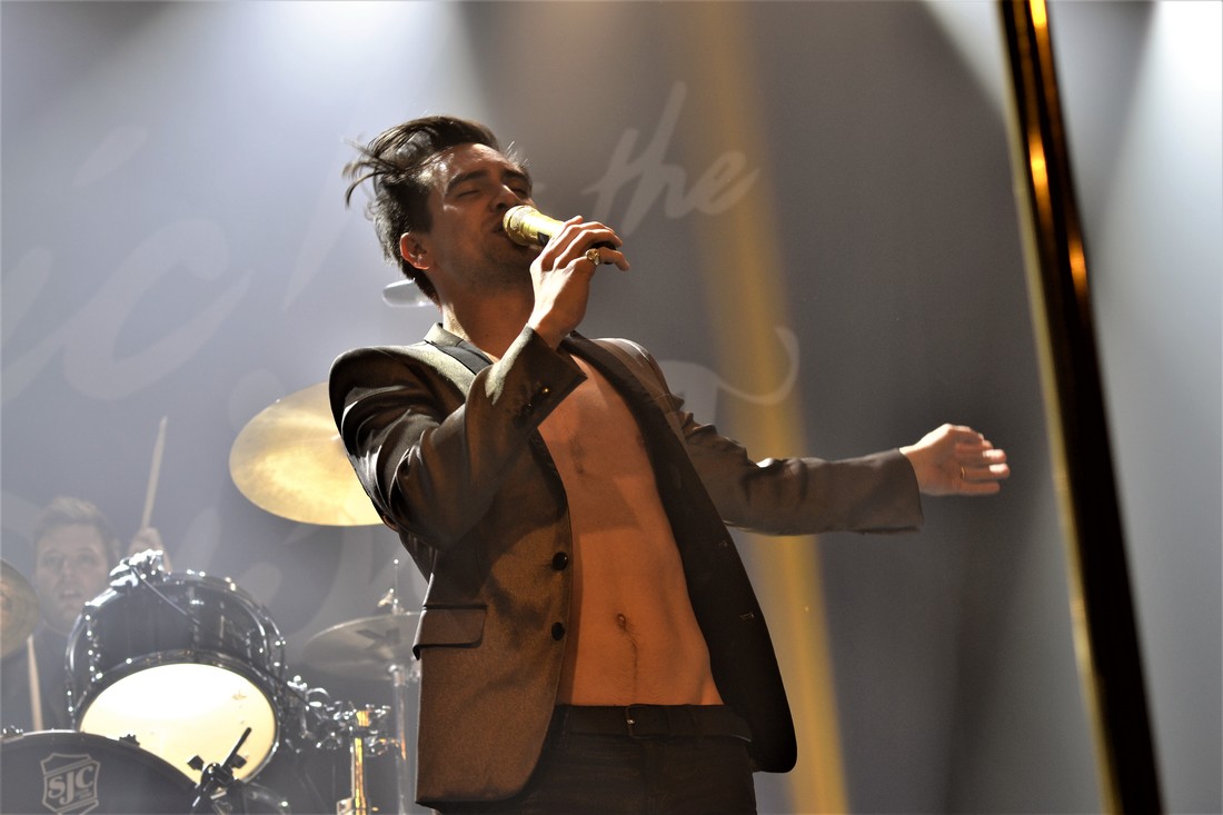 watch-brendon-urie-get-inspired-by-fans-thoughtful-lgbt-gesture-in-pyro-filled-new-tour-diary