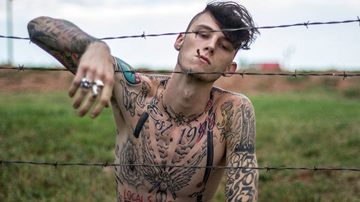machine-gun-kelly-performs-numb-live-as-tribute-to-chester-bennington