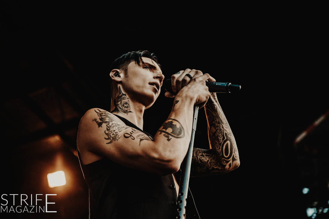 video-andy-biersack-welcomes-danny-worsnop-on-the-andy-show-for-a-fun-game