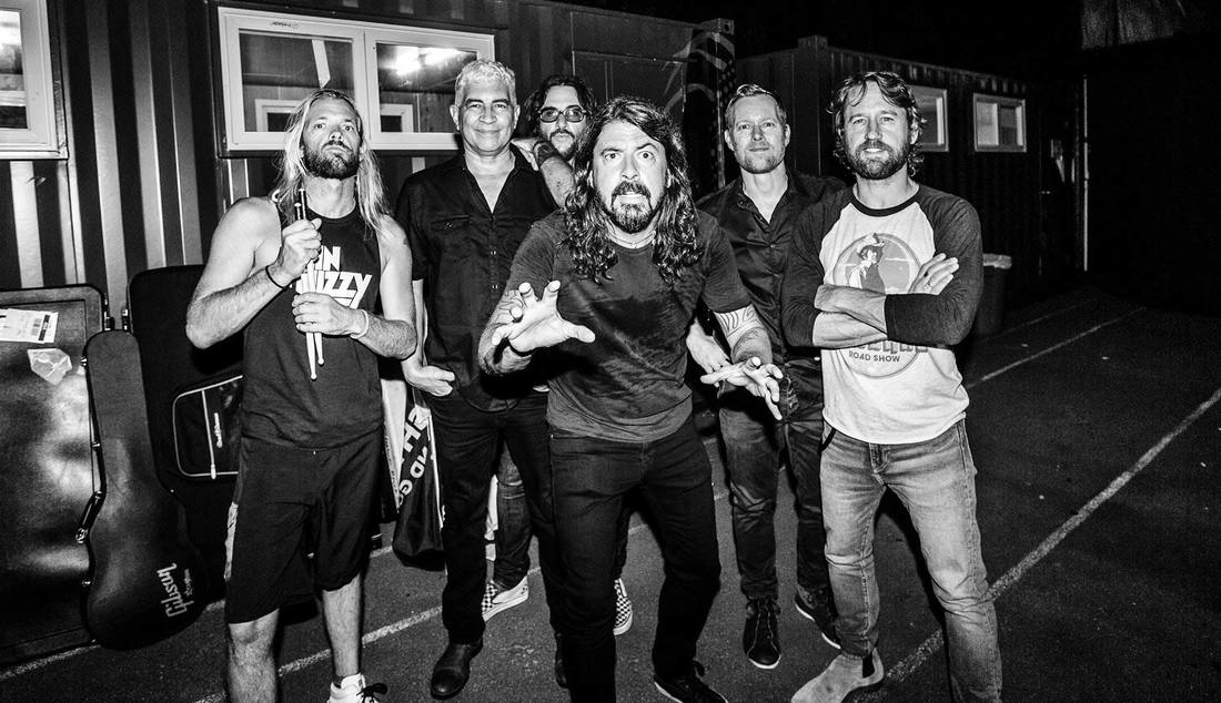 a-couple-actually-got-married-at-a-foo-fighters-concert