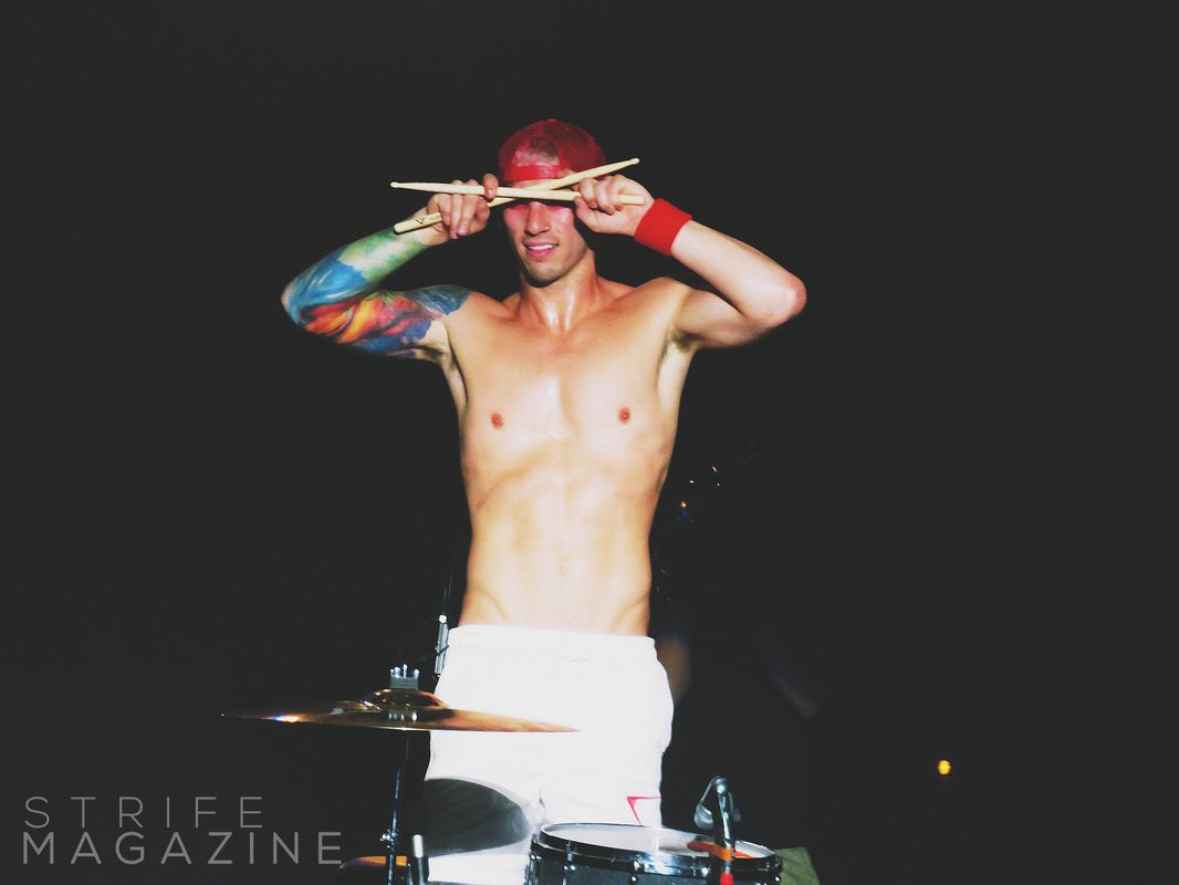josh-dun-to-do-a-signing-at-the-namm-show